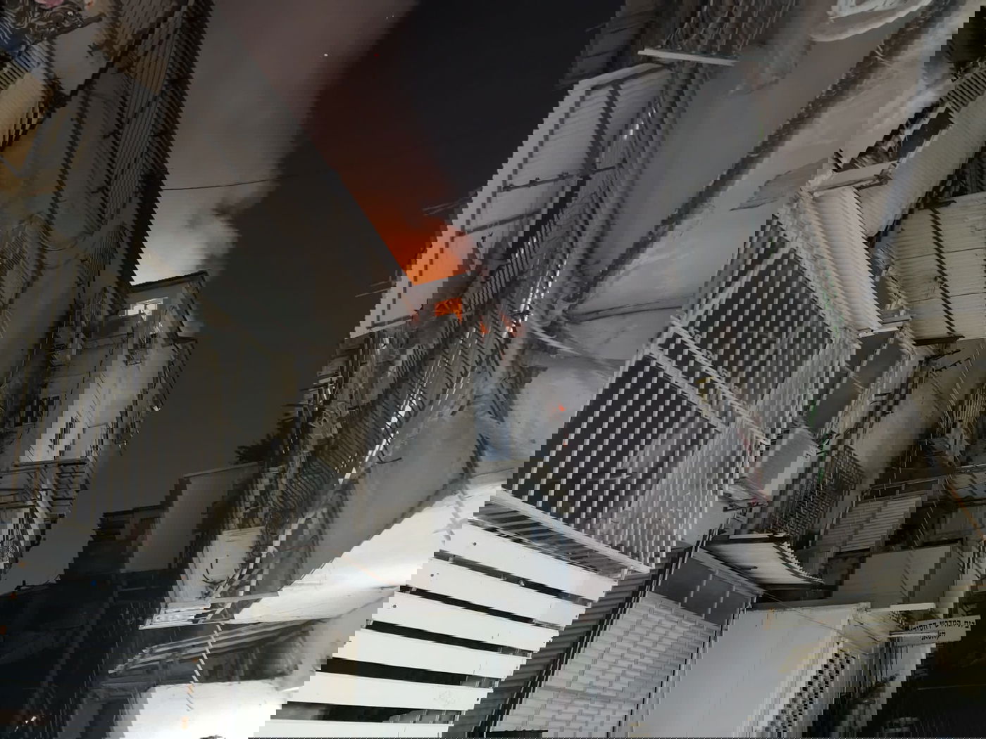 ליל שבת בבני ברק: דירות עלו באש, בנס לא היו נפגעים