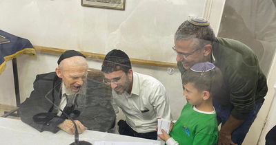 מגל וילדו במעונו של ראש הישיבה