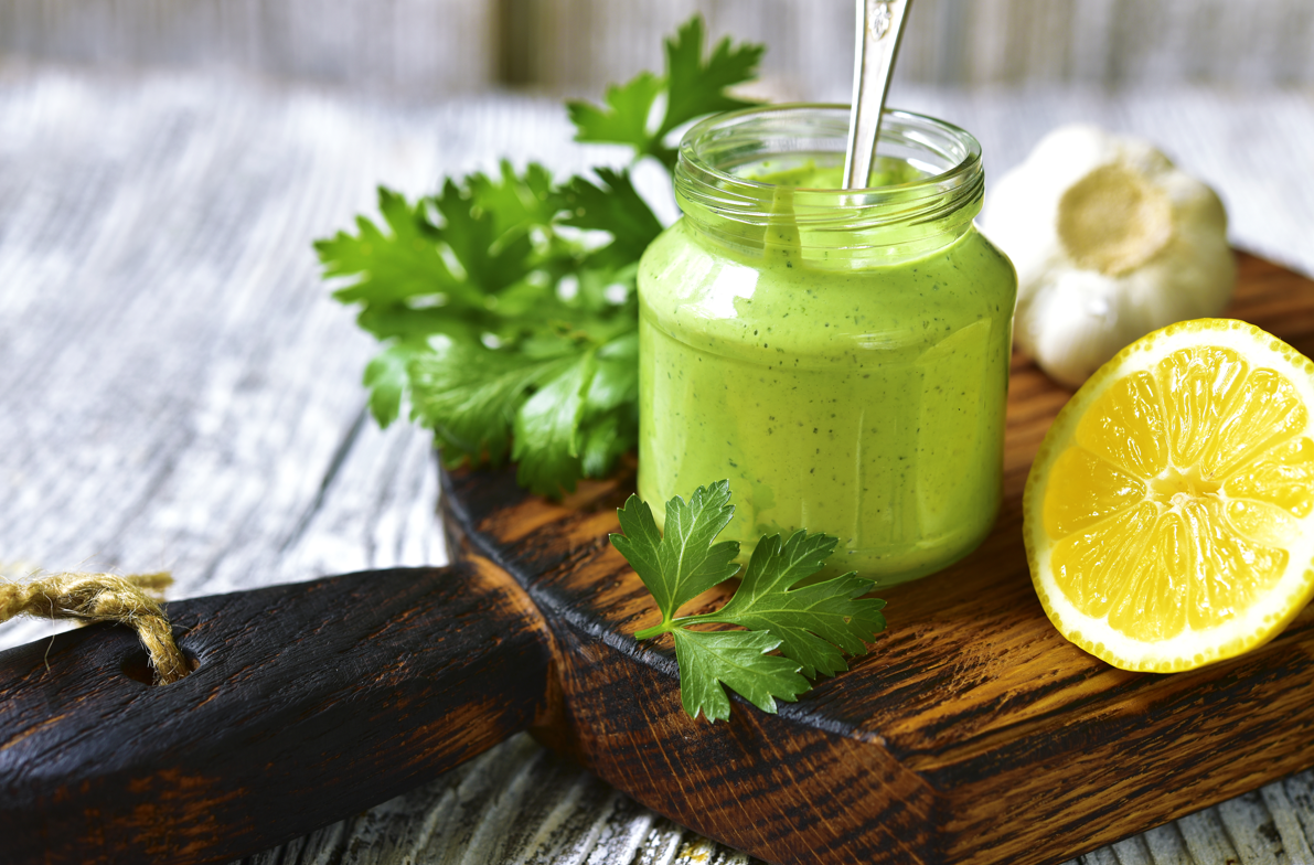 רוטב ירוק קטיפתי לסלט ובעצם לכל דבר