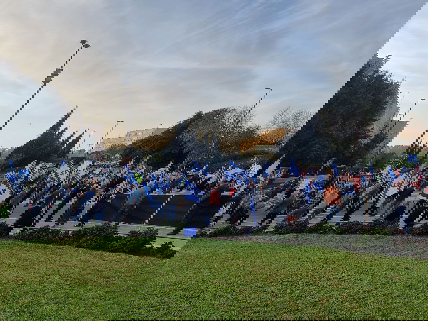 לא מקבלים את דין הבוחר: עשרות מפגינים מחוץ לכנסת