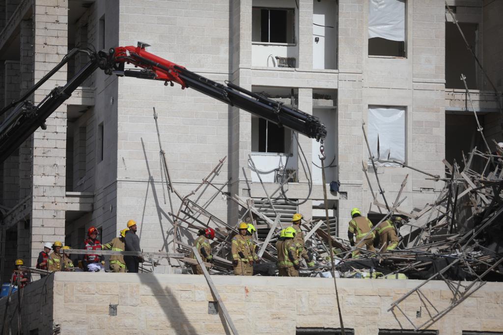 פיגומים באתר בנייה בגבעת זאב - קרסו; שני פועלים נהרגו