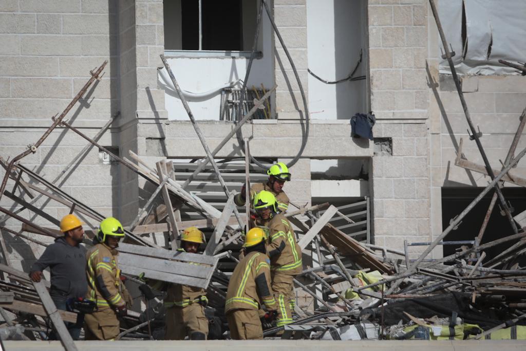 פיגומים באתר בנייה בגבעת זאב - קרסו; שני פועלים נהרגו