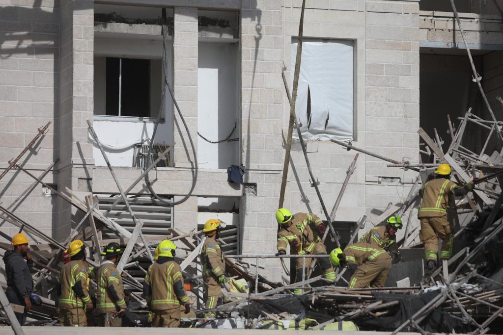 פיגומים באתר בנייה בגבעת זאב - קרסו; שני פועלים נהרגו