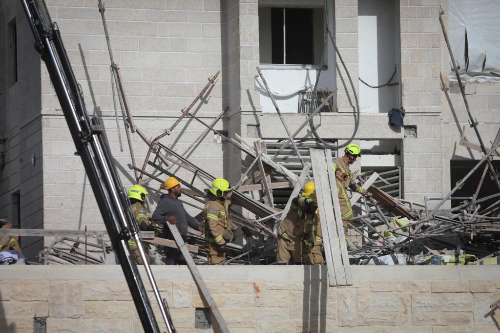 פיגומים באתר בנייה בגבעת זאב - קרסו; שני פועלים נהרגו