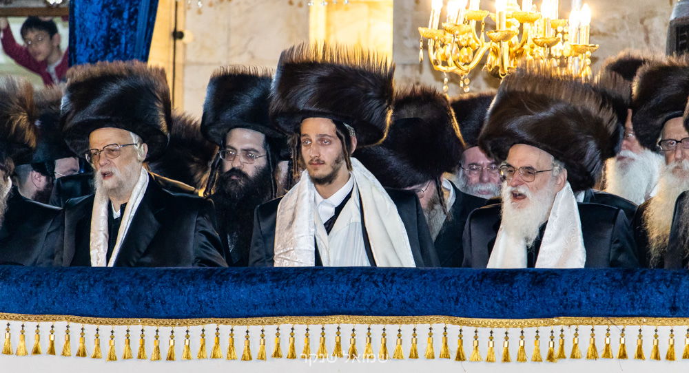 האדמו"רים מויז'ניץ ומסערט ויז'ניץ במעמד החופה