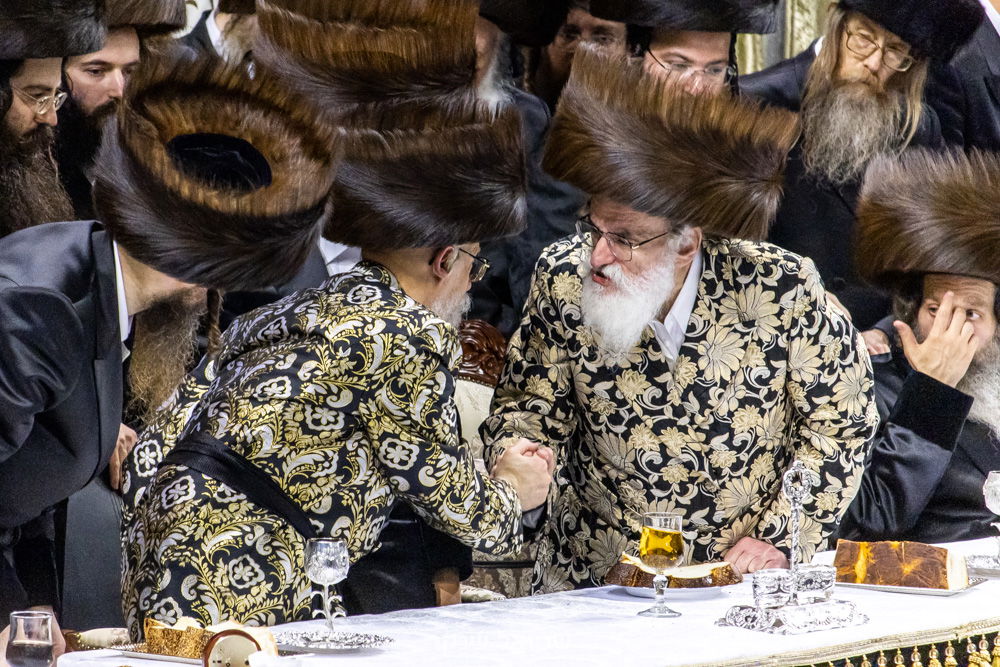 האדמו"ר מויז'ניץ (מרכז) בלחיצת יד לאדמו"ר מסערט ויז'ניץ, בחתונה