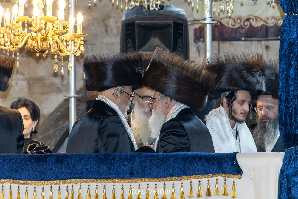 האדמו"רים מויז'ניץ ומסערט ויז'ניץ במעמד החופה