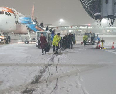 מטוס שנחת על המסלול הקפוא