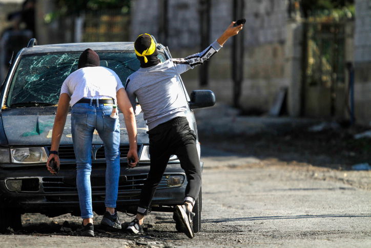 נערים משליכים אבנים לעבר כוחות הביטחון / אילוסטרציה
