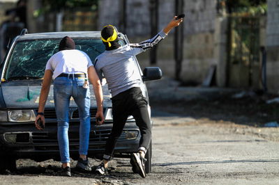 נערים משליכים אבנים לעבר כוחות הביטחון / אילוסטרציה