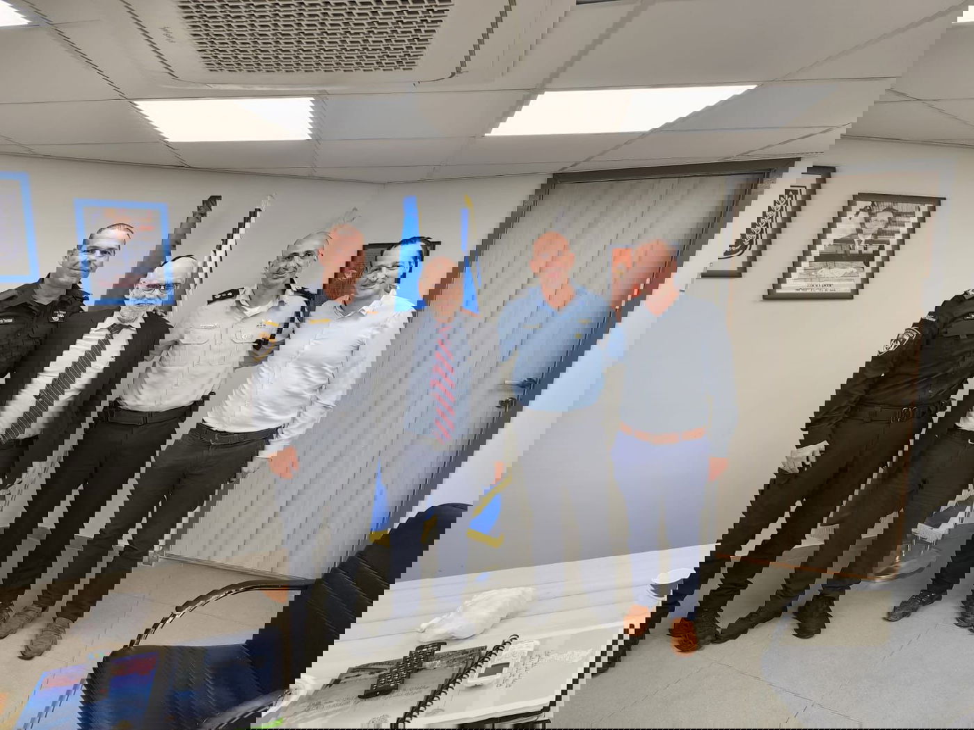 יור הוועד  אברהם לובינסקי ומנהל הוועד בישראל משה ברוס, בפגישת עבודה עם מפקדי המשטרה האחראיים על הר הזיתים