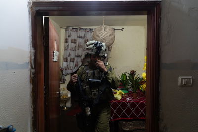 הכוחות עוצרים מבוקשים