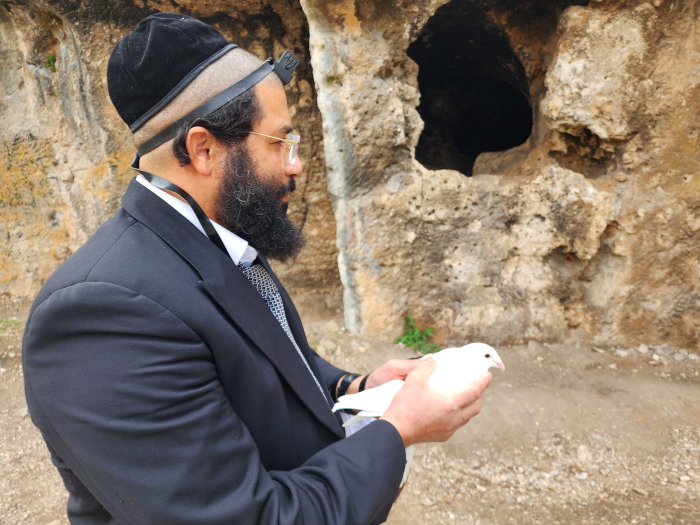 המקובל הגה"צ רבי נתנאל ניר בפתח 'מערת הנזירים' ב'יער בן שמן' עליה נטען במאמר זה שהיא באזור "מַדְבְּרָא דְלוּד", - המערה בה רשב"י הסתתר מהרומאים י"ג שנים, בהכנות אחרונות לטקס שִׁחְזוּר שליחות היונה מאדונינו רשב"י