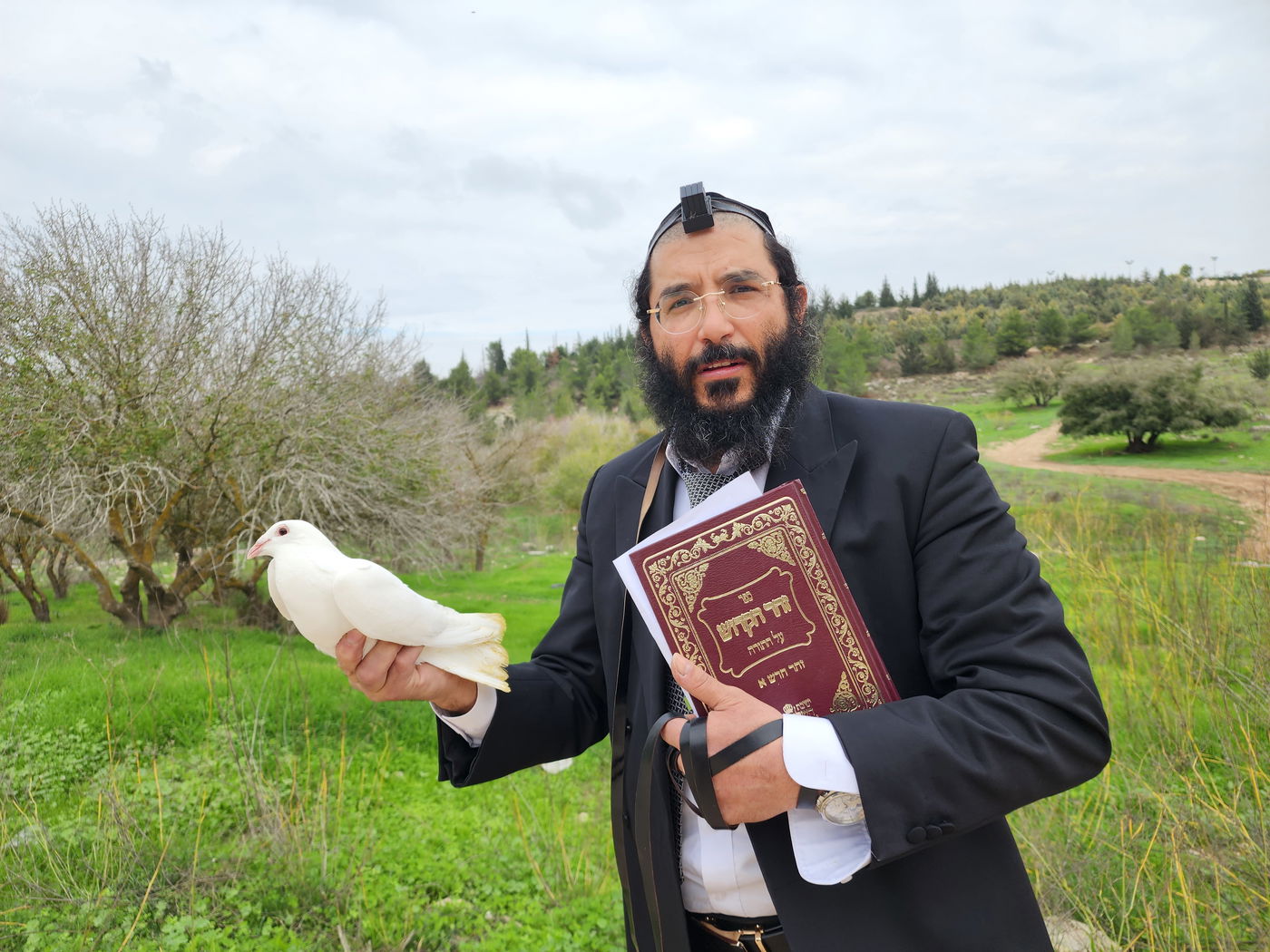 המקובל הגה"צ רבי נתנאל ניר בפתח 'מערת הנזירים' ב'יער בן שמן' עליה נטען במאמר זה שהיא באזור "מַדְבְּרָא דְלוּד", - המערה בה רשב"י הסתתר מהרומאים י"ג שנים, בהכנות אחרונות לטקס שִׁחְזוּר שליחות היונה מאדונינו רשב"י