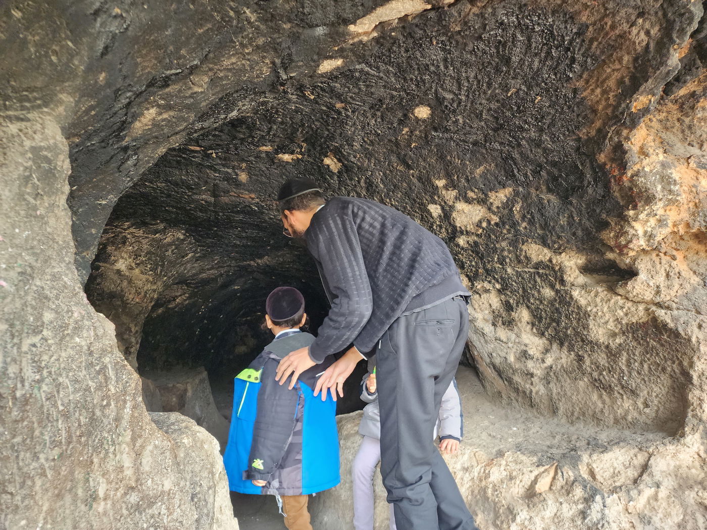 מבקרים ב'מערת הנזירים' ב'יער בן שמן' עליה נטען במאמר זה שהיא באזור "מַדְבְּרָא דְלוּד", - המערה בה רשב"י הסתתר מהרומאים י"ג שנים