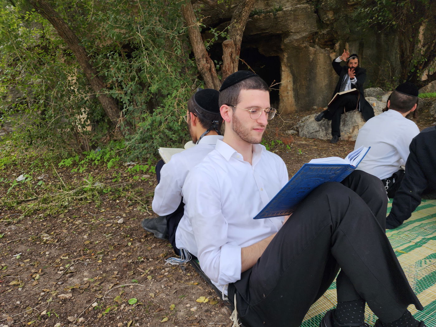 המקובל הגה"צ רבי נתנאל ניר בשיעור בתורת הנסתר ב'יער בן שמן' ב'בקעת הנזירים' סמוך ל'מערת הנזירים' עליה נטען במאמר זה שהיא באזור "מַדְבְּרָא דְלוּד", - המערה בה רשב"י הסתתר מהרומאים י"ג שנים