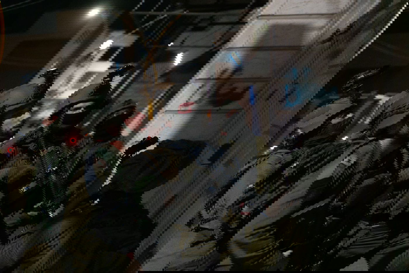 תיעוד מהקסדה: תוך יידוי אבנים, הלוחמים עצרו מבוקשים