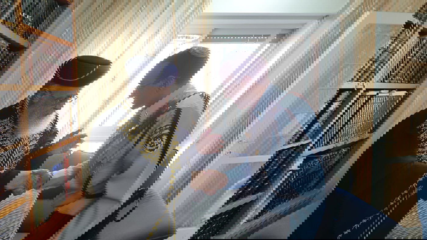 הקצין שיפקד על השכונות החרדיות ביקר במעונו של הראש"ל