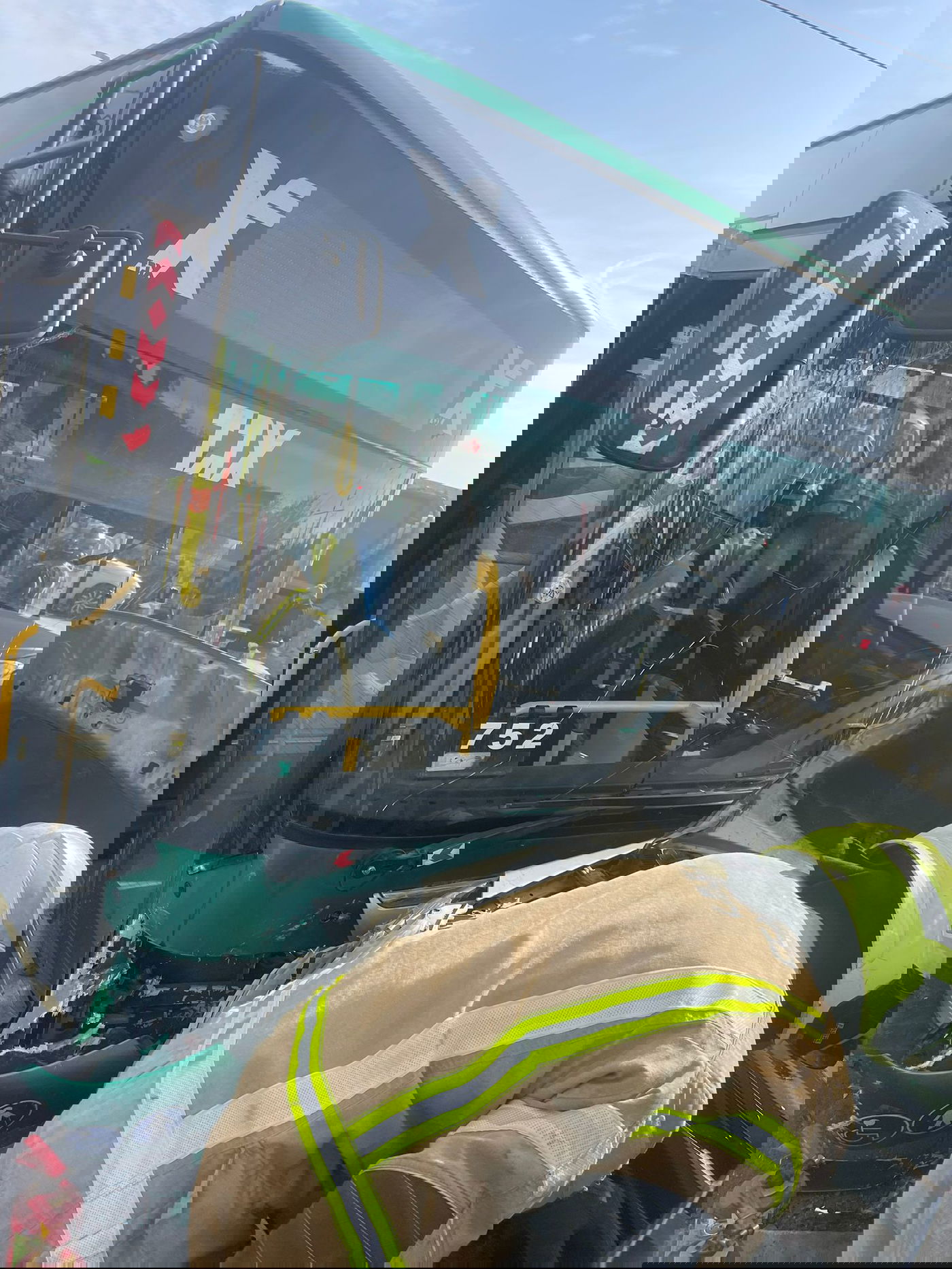 תאונה בין אוטובוס לרכב: הרכבת הקלה הושבתה חלקית