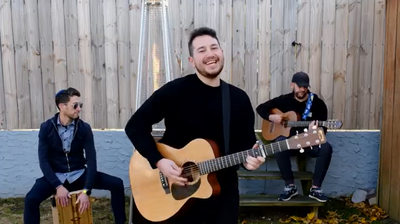 צפו במשה טישלר בביצוע אקוסטי לשירו: "אחדות"