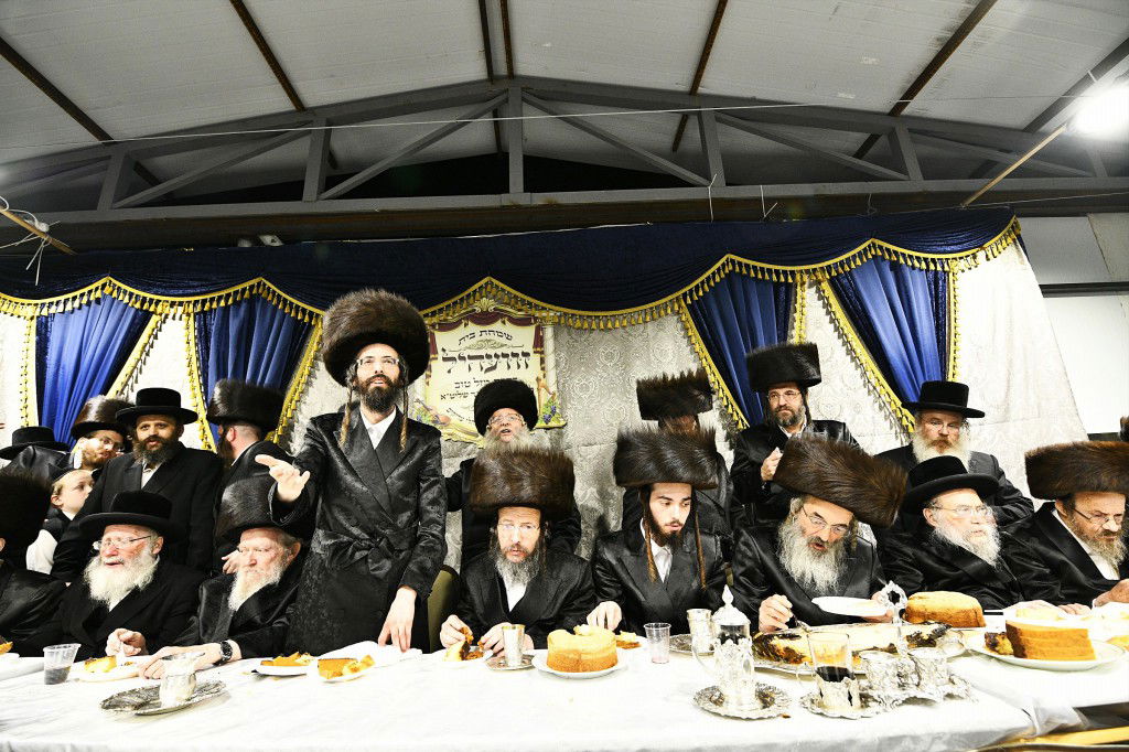 תיעוד: שמחת השבע ברכות המרכזית בחסידות זוועהיל