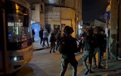 דרמה במאה שערים: שמשות אוטובוס נותצו, שוטר שלף את נשקו