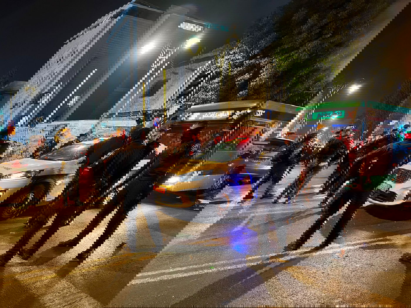 המחאות הסוערות, הערב