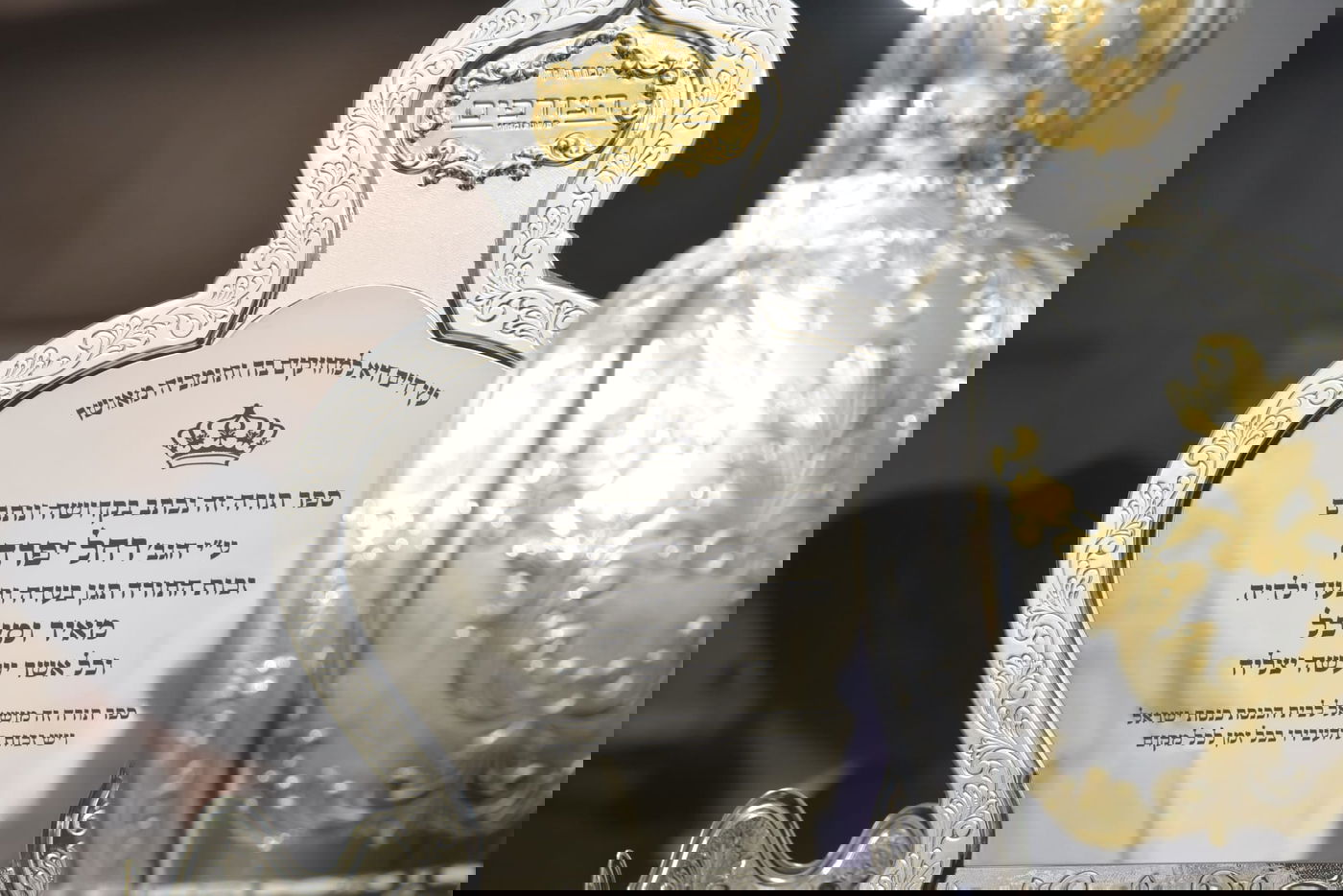 שבוע לאחר שנשדדה: אשת העסקים הכניסה ספר תורה