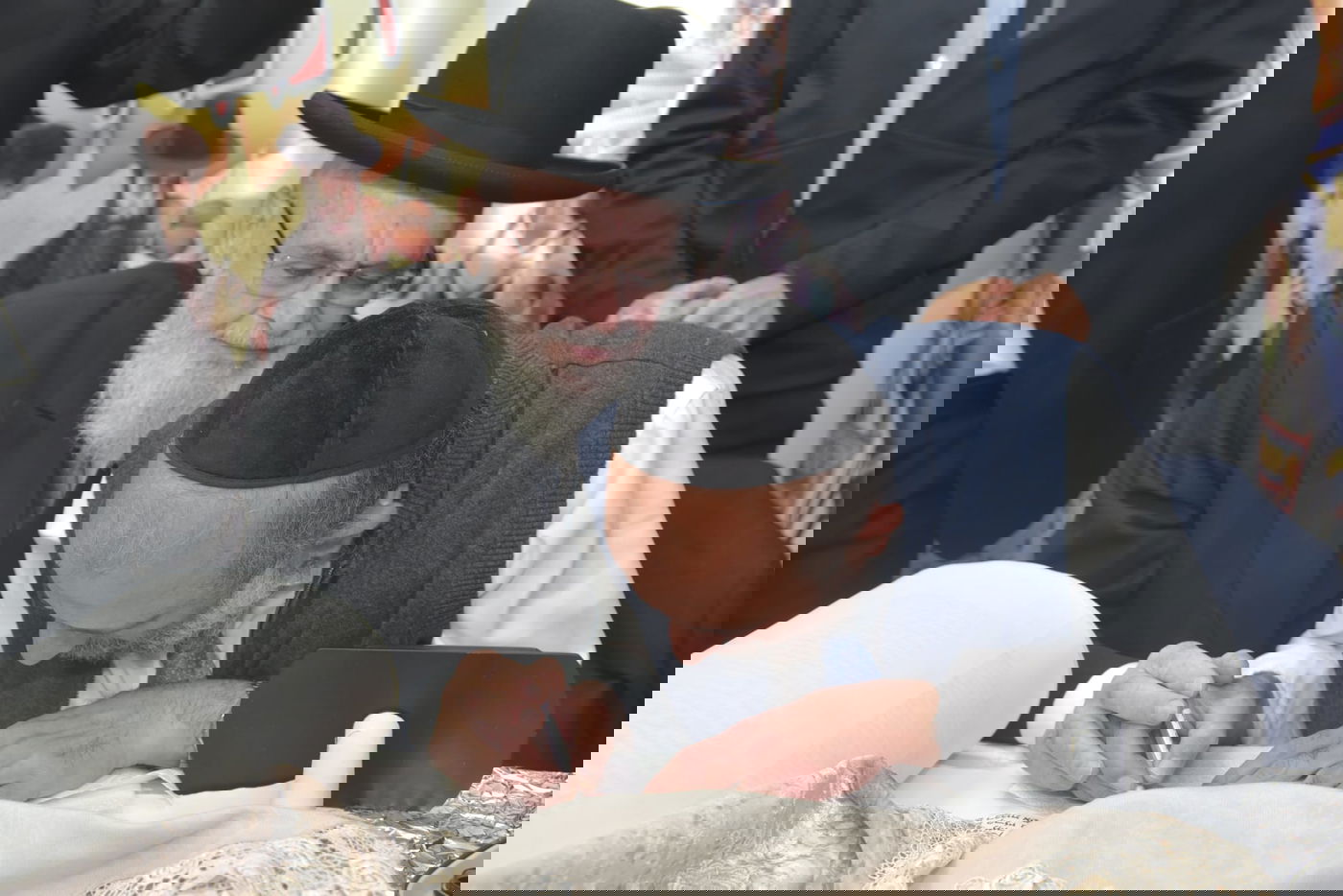 שבוע לאחר שנשדדה: אשת העסקים הכניסה ספר תורה