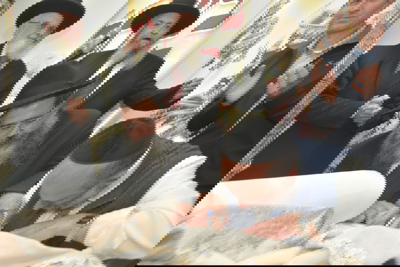 שבוע לאחר שנשדדה: אשת העסקים הכניסה ספר תורה