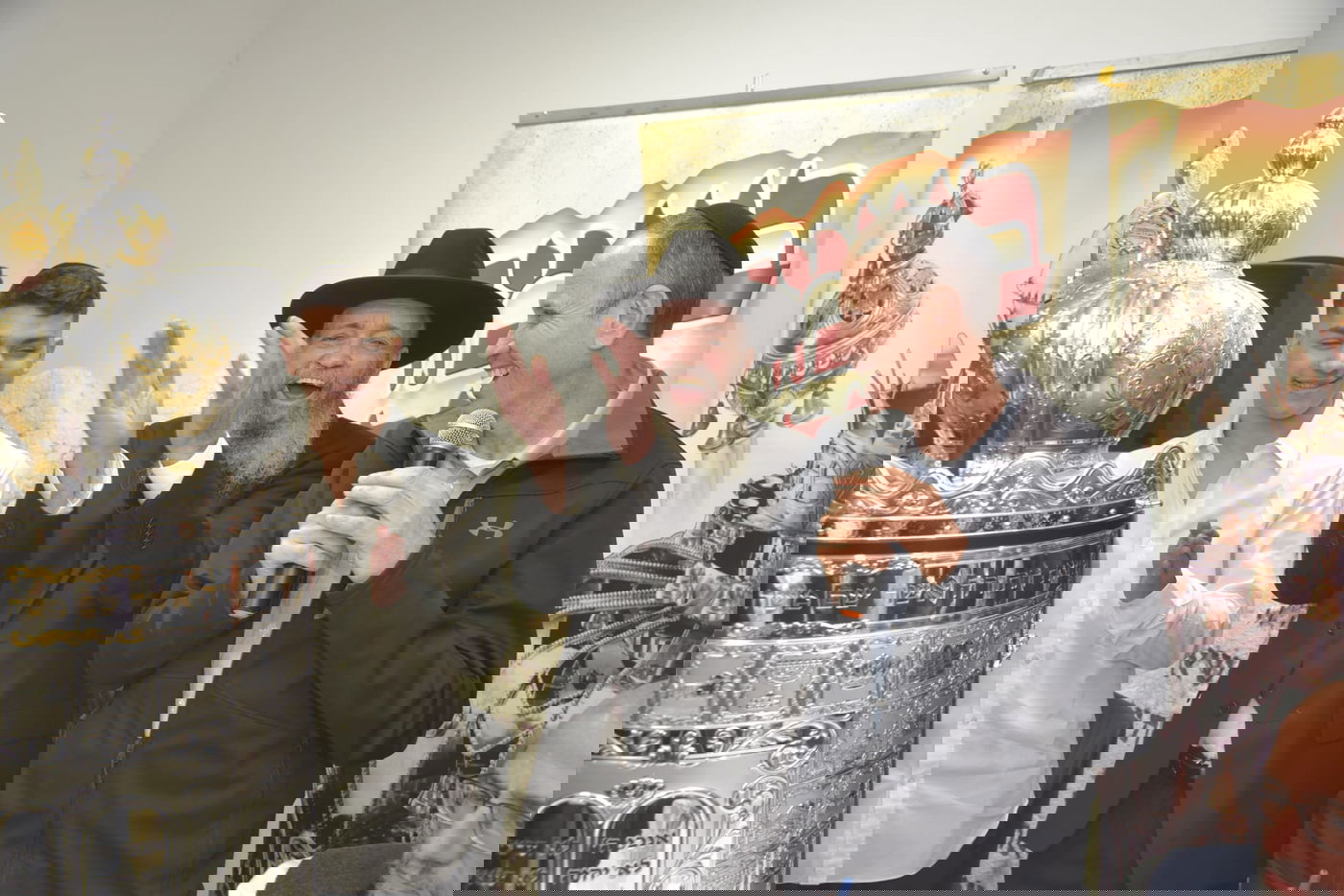 שבוע לאחר שנשדדה: אשת העסקים הכניסה ספר תורה