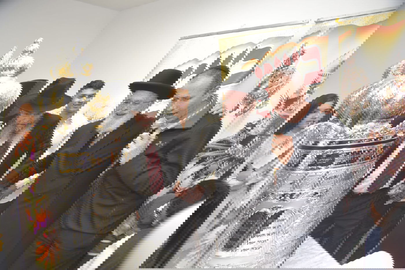 שבוע לאחר שנשדדה: אשת העסקים הכניסה ספר תורה