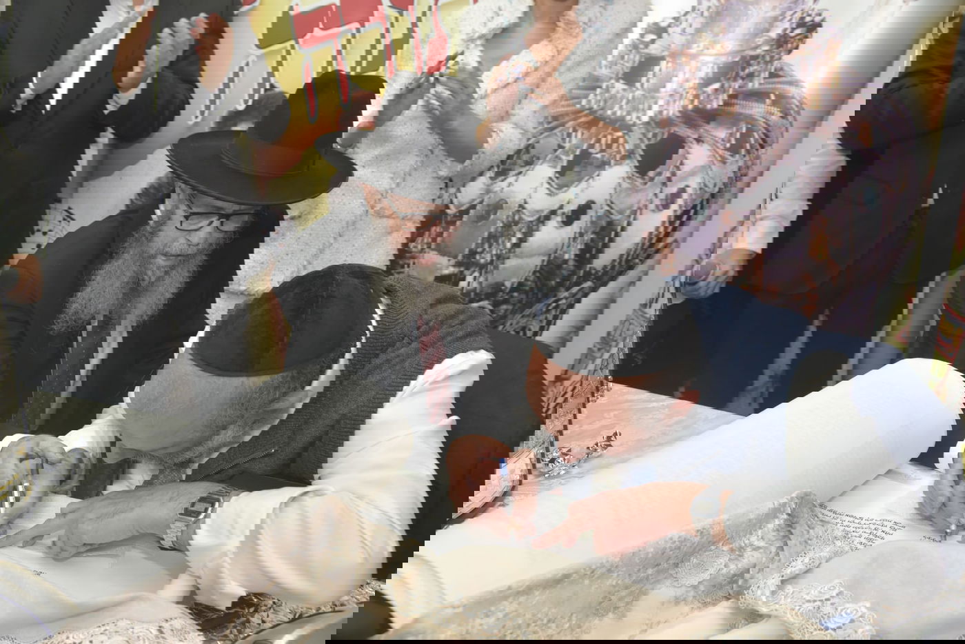 שבוע לאחר שנשדדה: אשת העסקים הכניסה ספר תורה