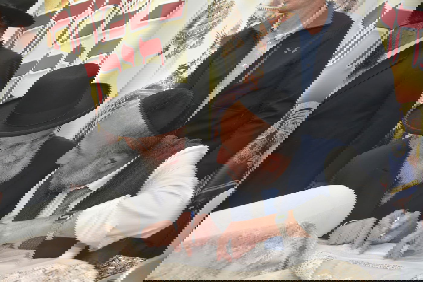 שבוע לאחר שנשדדה: אשת העסקים הכניסה ספר תורה