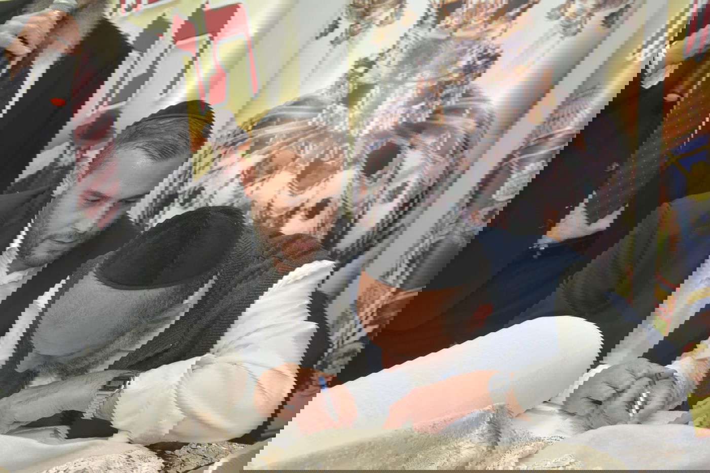 שבוע לאחר שנשדדה: אשת העסקים הכניסה ספר תורה