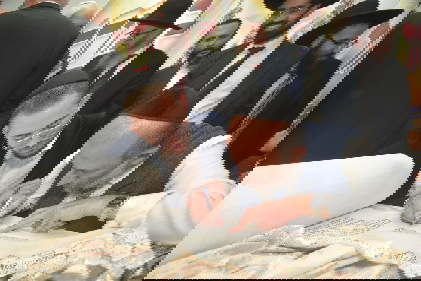 שבוע לאחר שנשדדה: אשת העסקים הכניסה ספר תורה