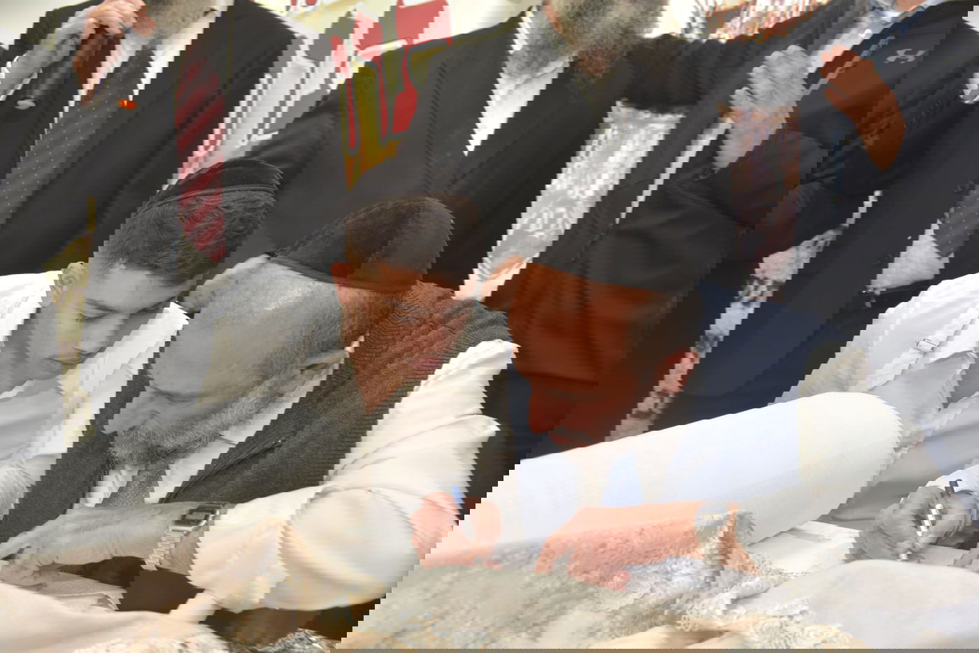 שבוע לאחר שנשדדה: אשת העסקים הכניסה ספר תורה