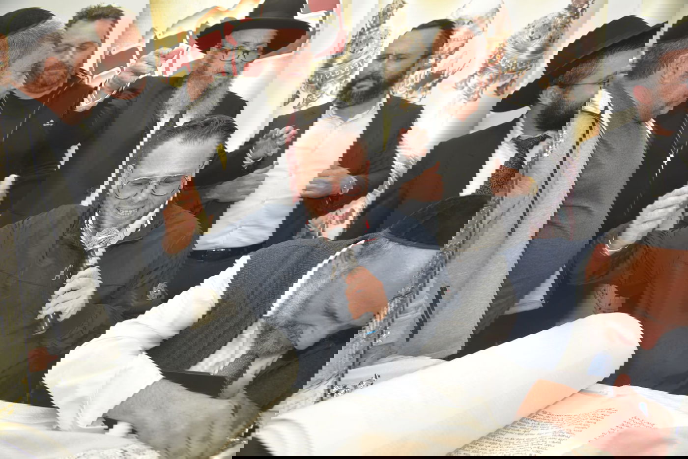 שבוע לאחר שנשדדה: אשת העסקים הכניסה ספר תורה