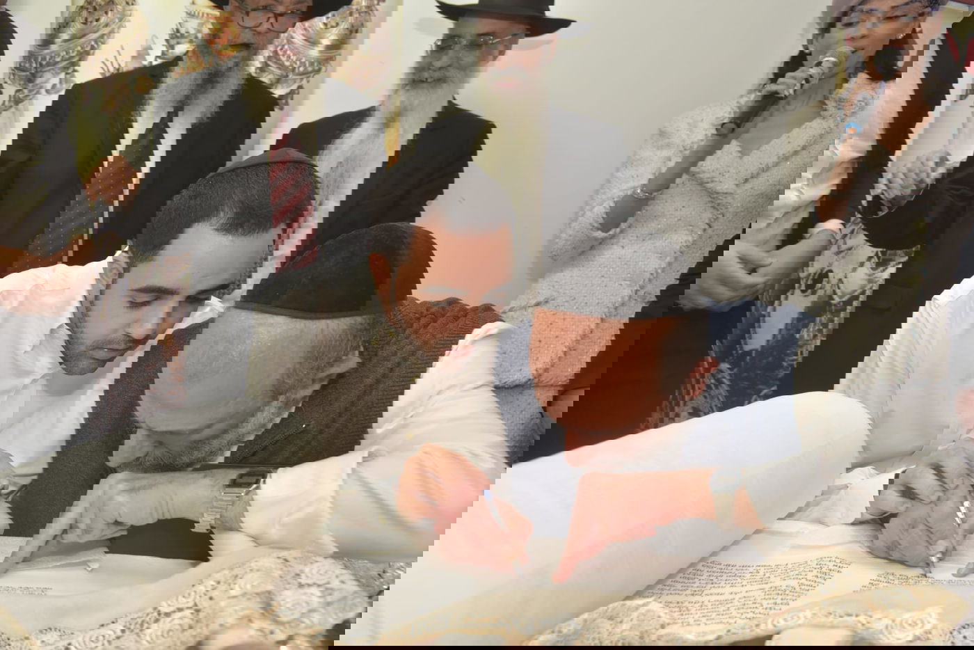 שבוע לאחר שנשדדה: אשת העסקים הכניסה ספר תורה