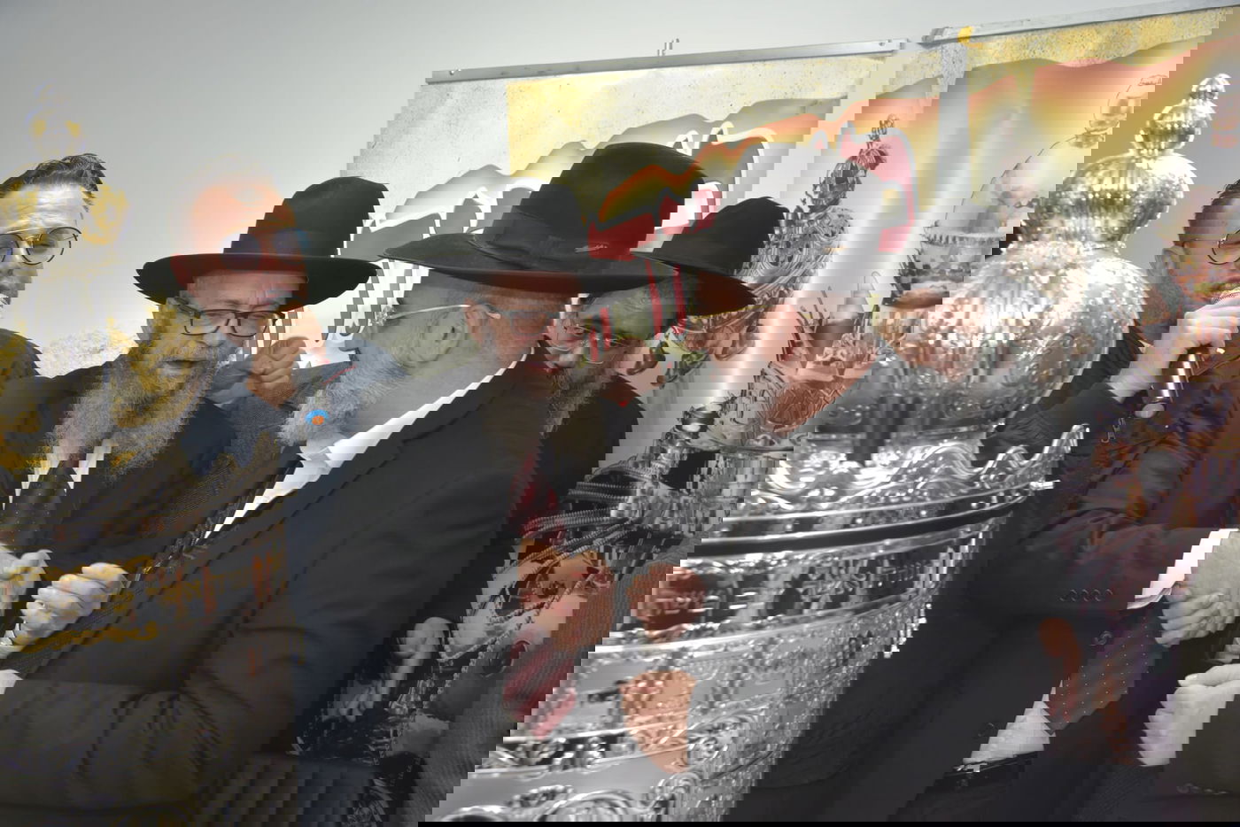 שבוע לאחר שנשדדה: אשת העסקים הכניסה ספר תורה