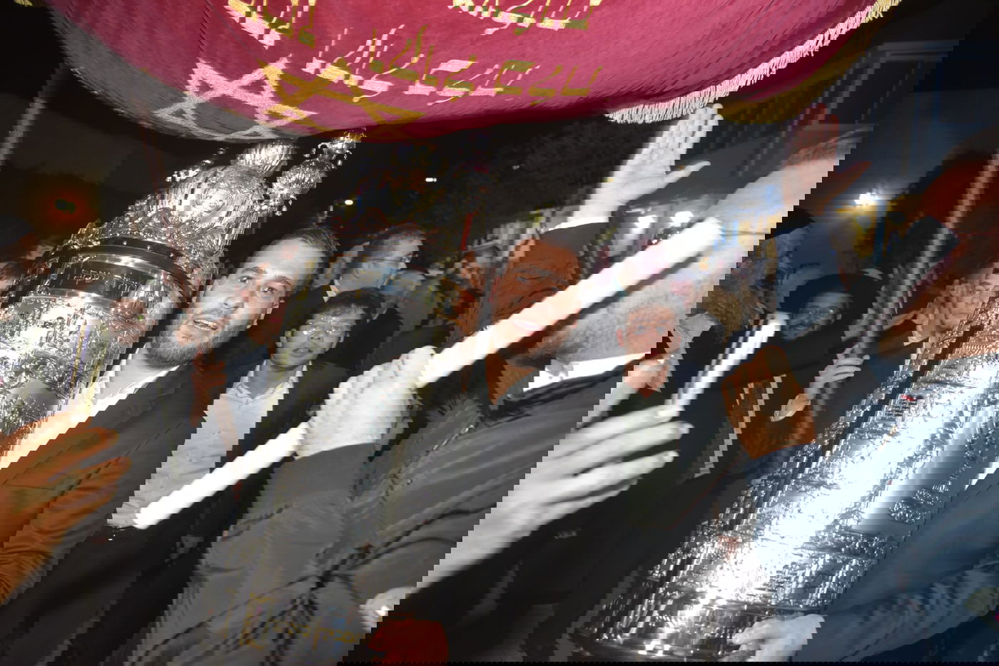 שבוע לאחר שנשדדה: אשת העסקים הכניסה ספר תורה