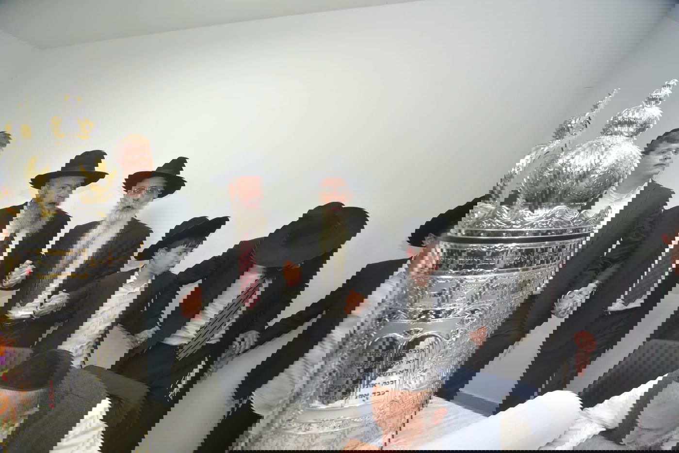 שבוע לאחר שנשדדה: אשת העסקים הכניסה ספר תורה