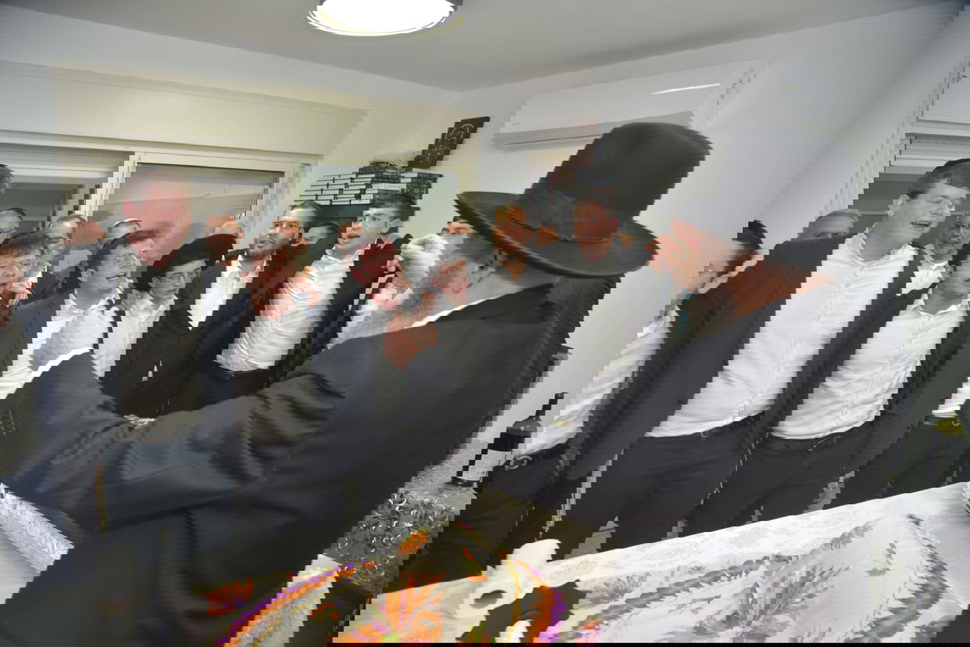 שבוע לאחר שנשדדה: אשת העסקים הכניסה ספר תורה