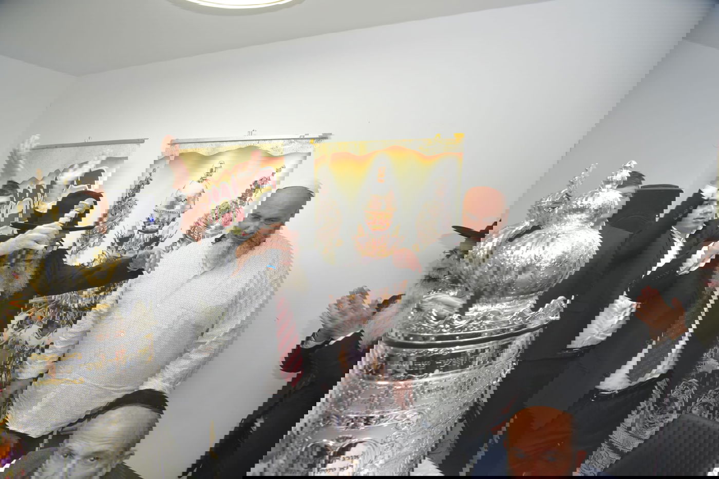 שבוע לאחר שנשדדה: אשת העסקים הכניסה ספר תורה