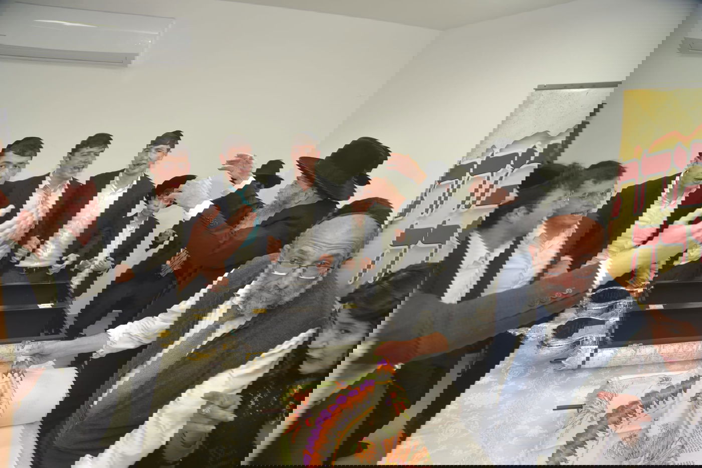 שבוע לאחר שנשדדה: אשת העסקים הכניסה ספר תורה