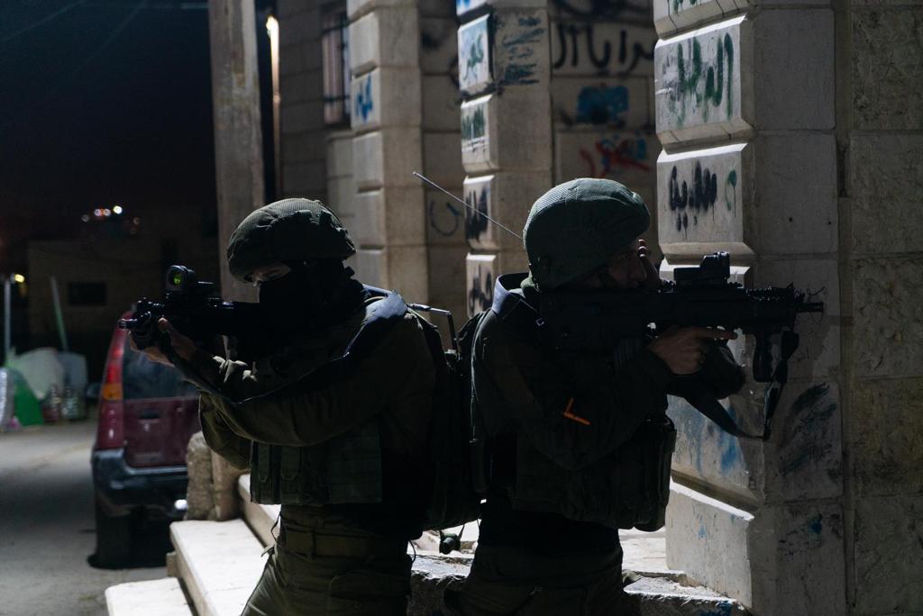 כוחות צה"ל נכנסו לכפרים באיו"ש, עצרו מבוקשים והחרימו נשקים