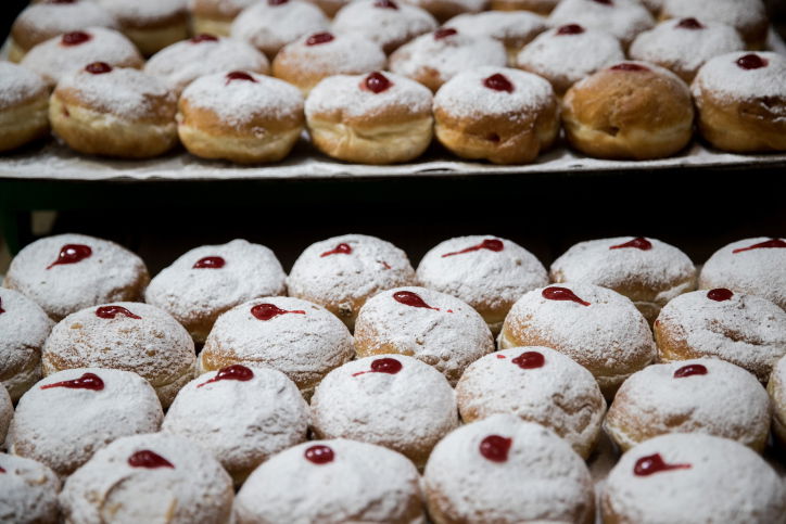 רגע לפני הביס: מה בכלל הקשר בין סופגניות לחנוכה, והאם יש מקור לאכילתן? | טעימה מרתקת