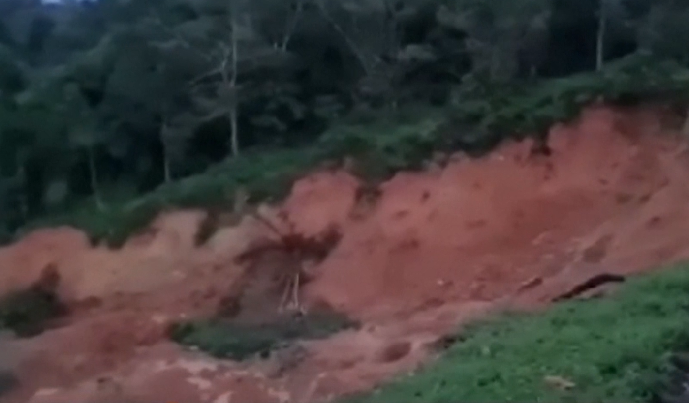 לפחות 16 הרוגים במפולת בוץ ענקית במלזיה