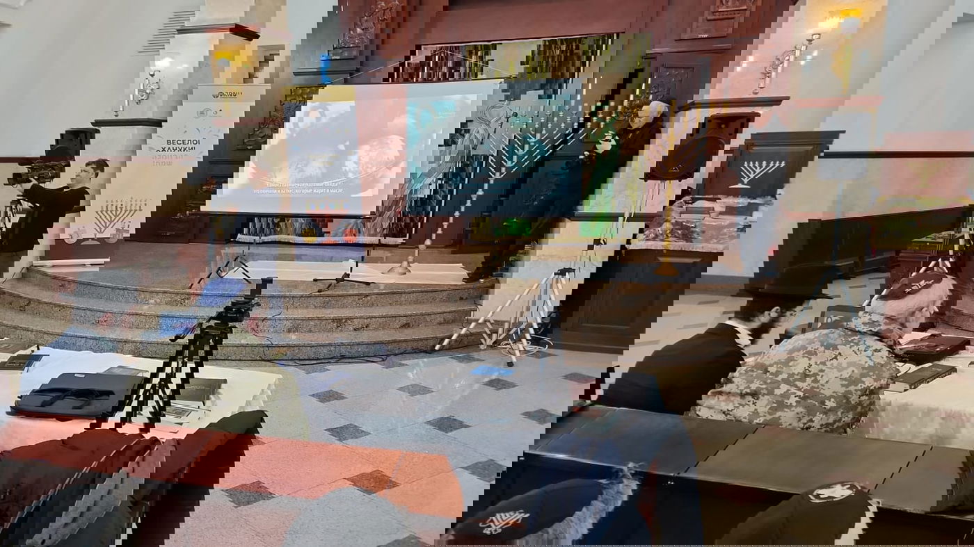 בלי חשמל: באוקראינה מדליקים את החנוכיות עם גנרטורים