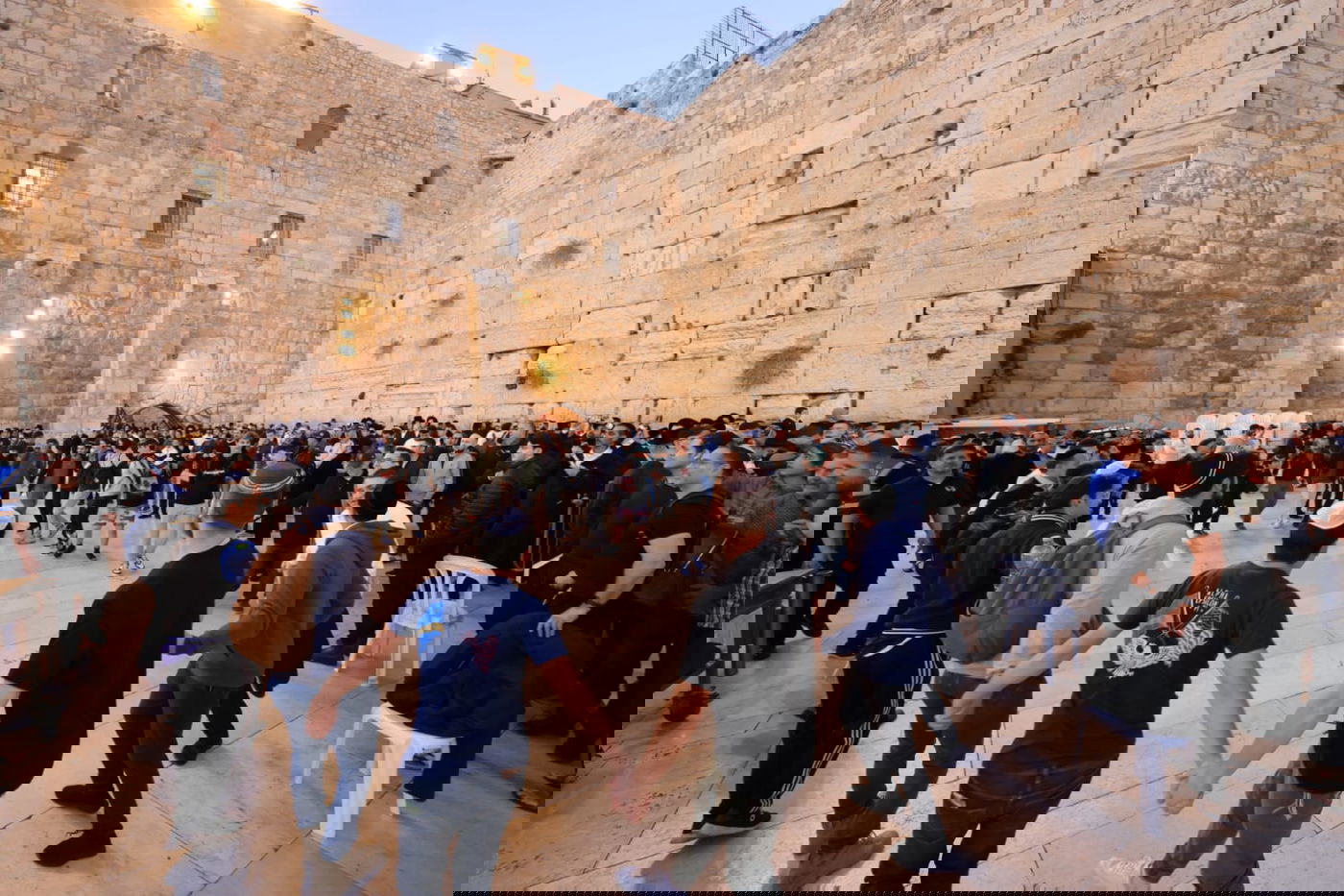 עם רבנים ואישי ציבור: הדלקת נר ראשון בכותל המערבי